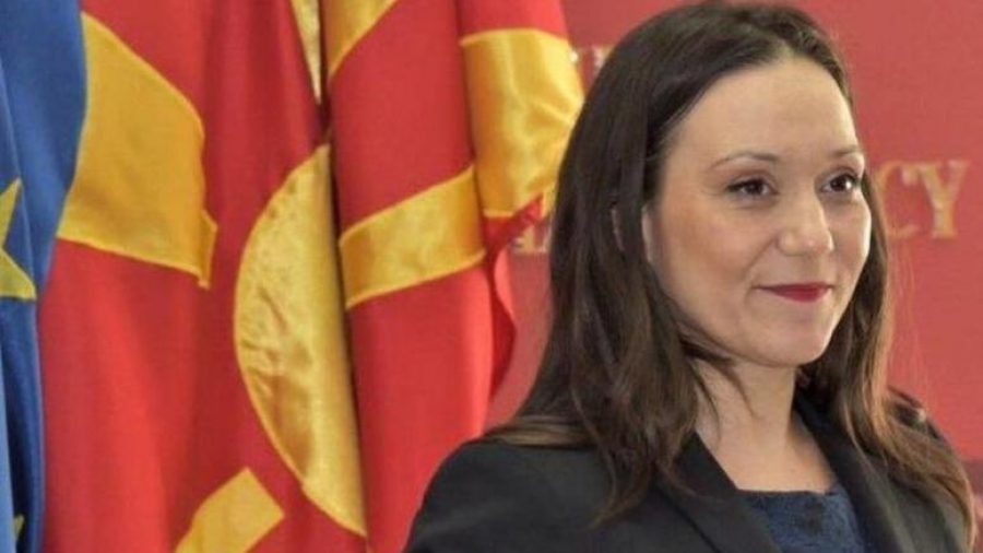 Υπουργός της ΠΓΔΜ έκανε... κουρελόχαρτο τις Πρεσπες