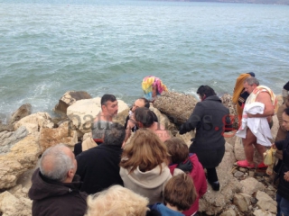 Θεοφάνεια: Χαμός στην Πάτρα - Τσακώθηκαν για τον σταυρό μπροστά στις κάμερες [pics, vid]