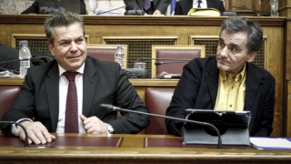 Μαξίμου και Τσακαλώτος "αδειάζουν" Πετρόπουλο για δώρο Πάσχα