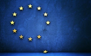 Πρεσβευτής ΗΠΑ: Υπάρχει σοβαρός λόγος να φύγει η Ελλάδα από το ευρώ