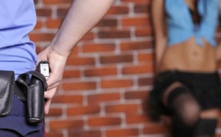 Ποτά και σεξ με κρατούμενες: Ξήλωσαν αστυνομικό για πάρτι οργίων στο Τμήμα